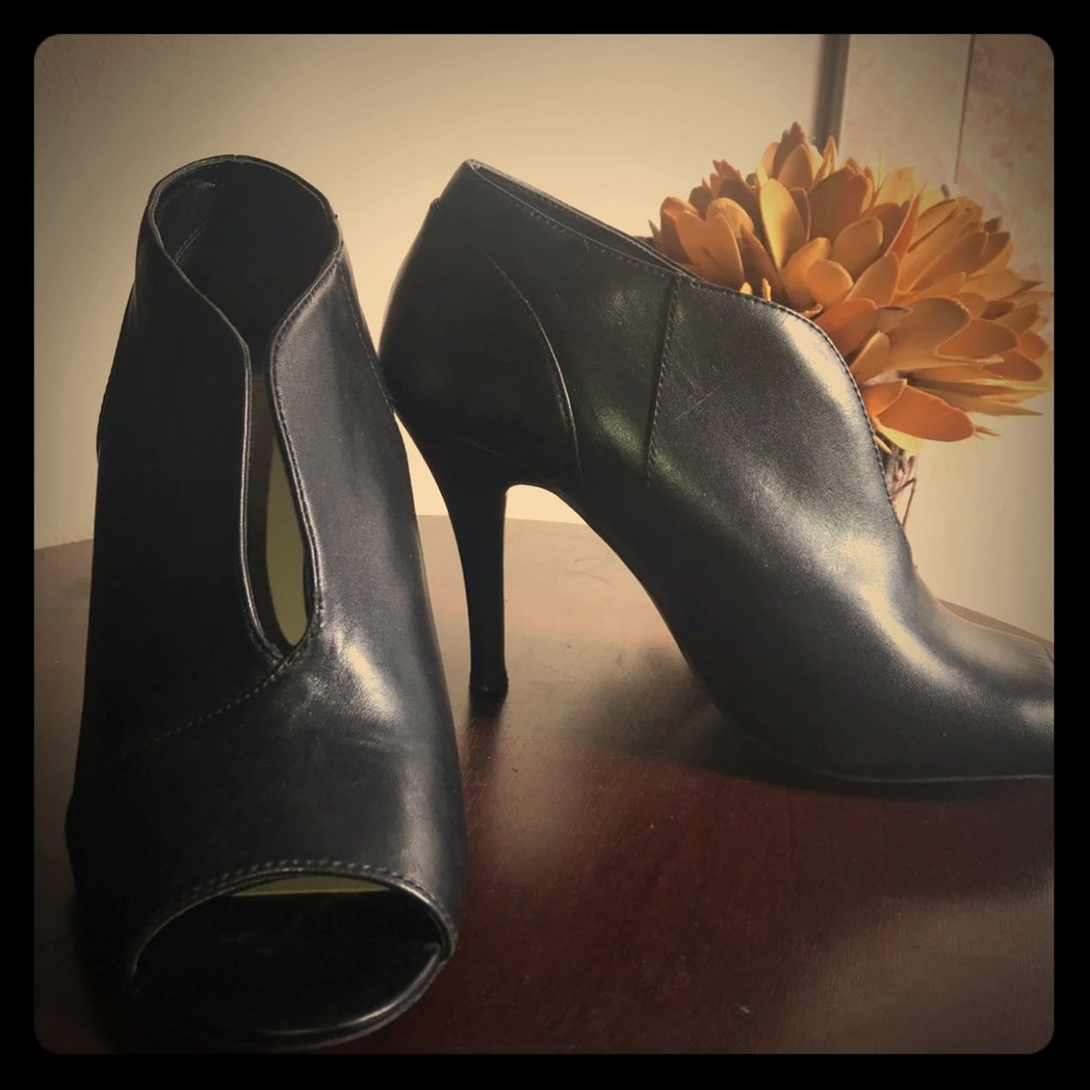 SALE!! Gorgeous Black Peep Toe Heels